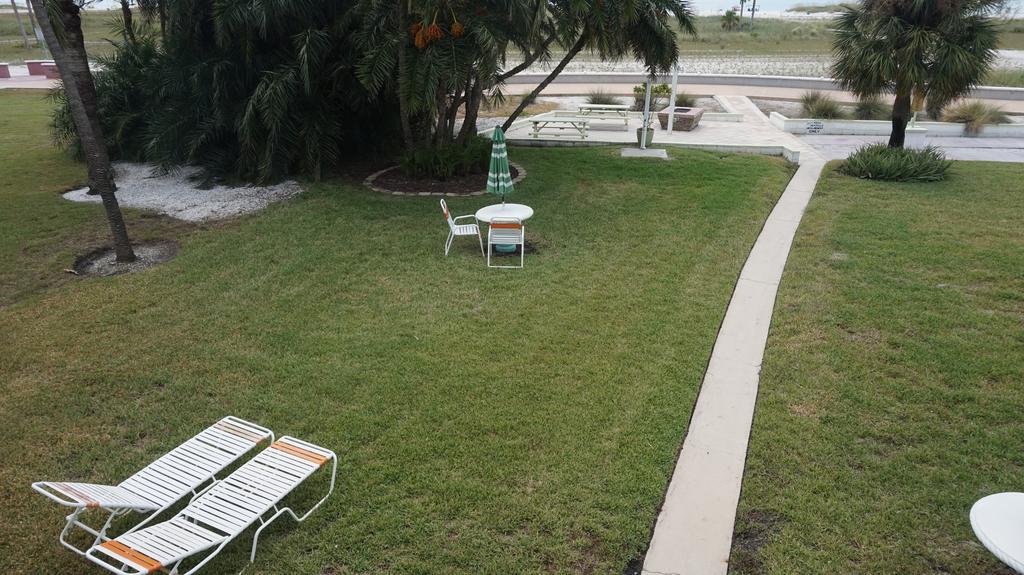 Tropic Terrace Of Treasure Island Hotel St. Pete Beach Eksteriør billede